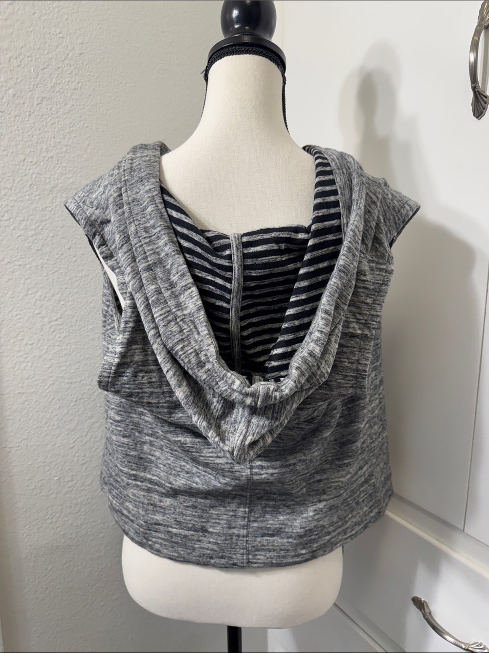NWT Vince Camuto Gray Hooded Open-Front Sleeveless Sweatshirt - Picture 6 of 10